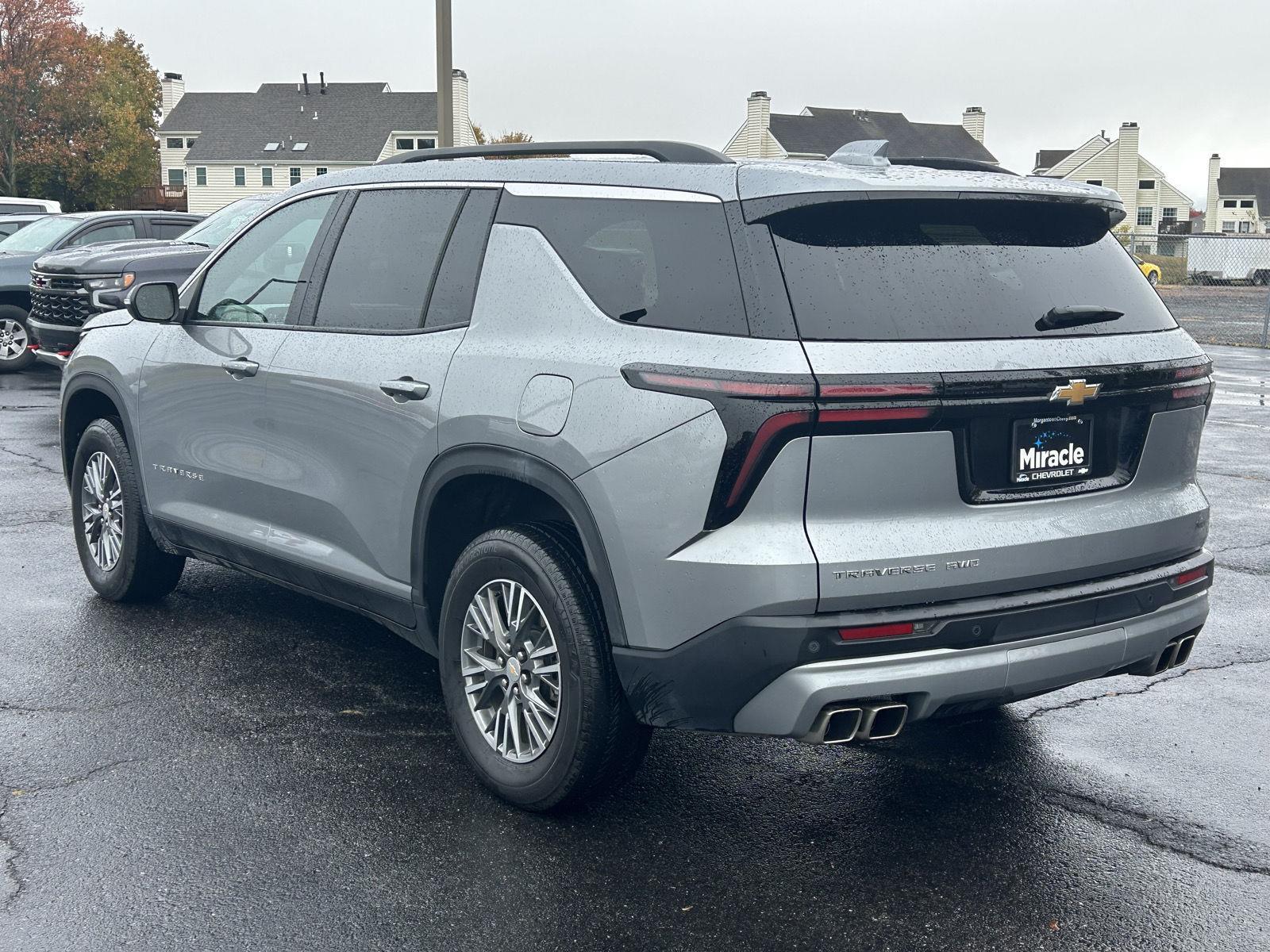 2025 Chevrolet Traverse photo 3