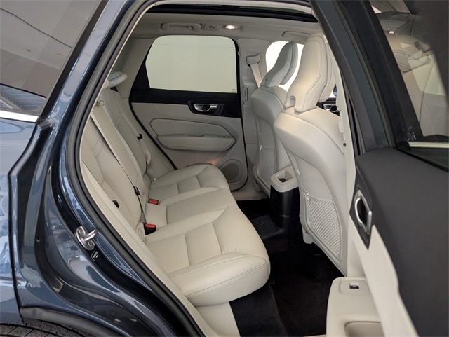 2023 Volvo XC60 Recharge Hybrid T8 Plus photo 13