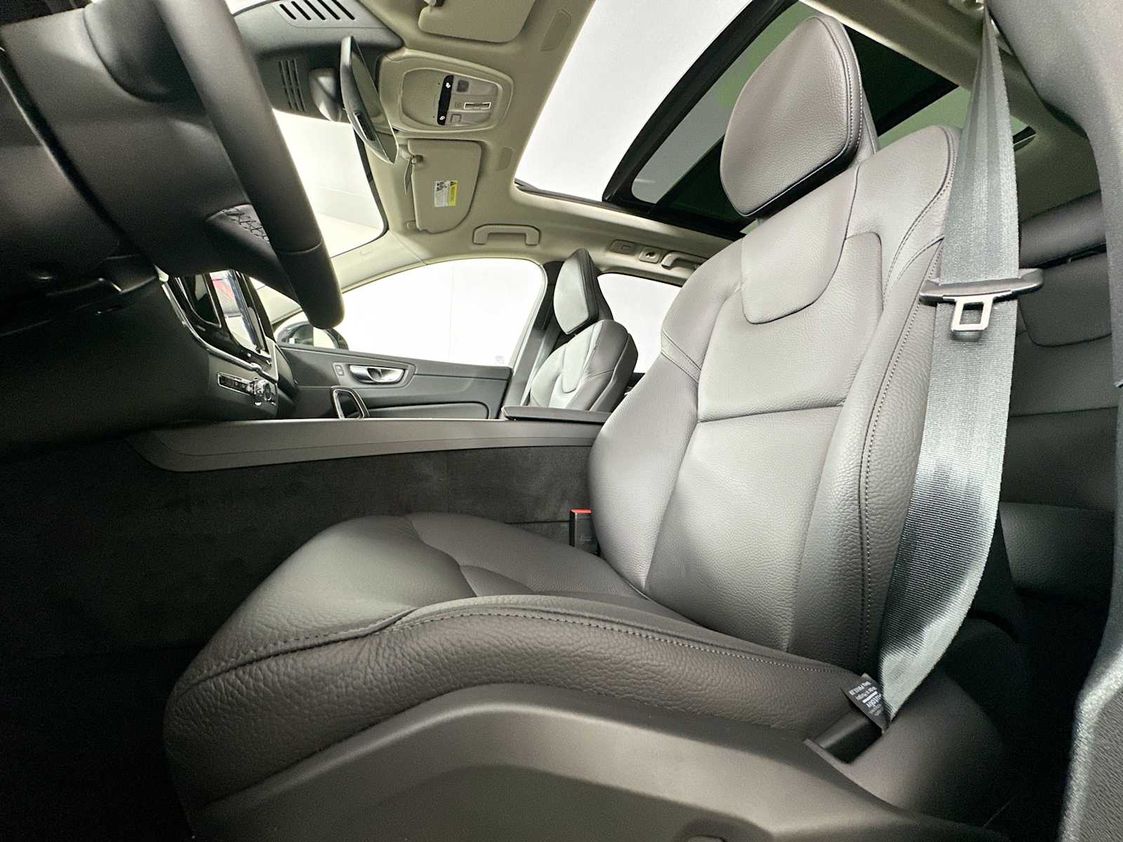 2025 Volvo XC60 T8 Plus photo 16