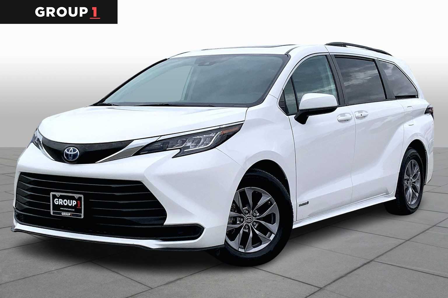 2021 Toyota Sienna LE's photo
