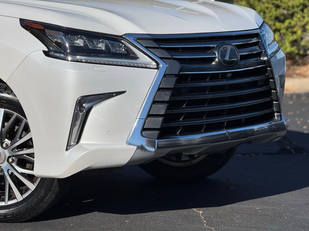 2019 Lexus LX 570 photo 4