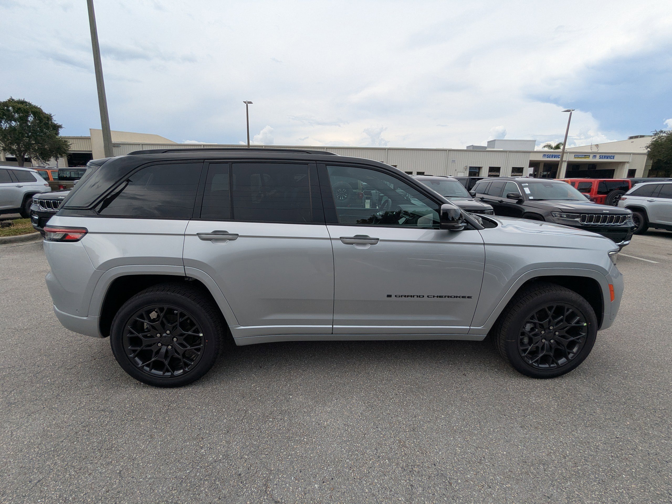 2025 Jeep Grand Cherokee Summit photo 4