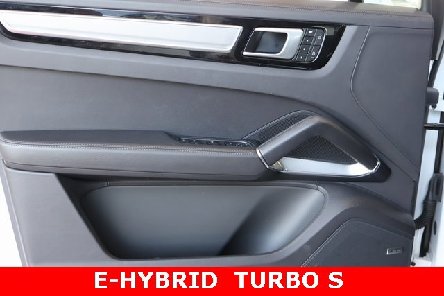 2023 Porsche Cayenne Turbo S E-Hybrid photo 3