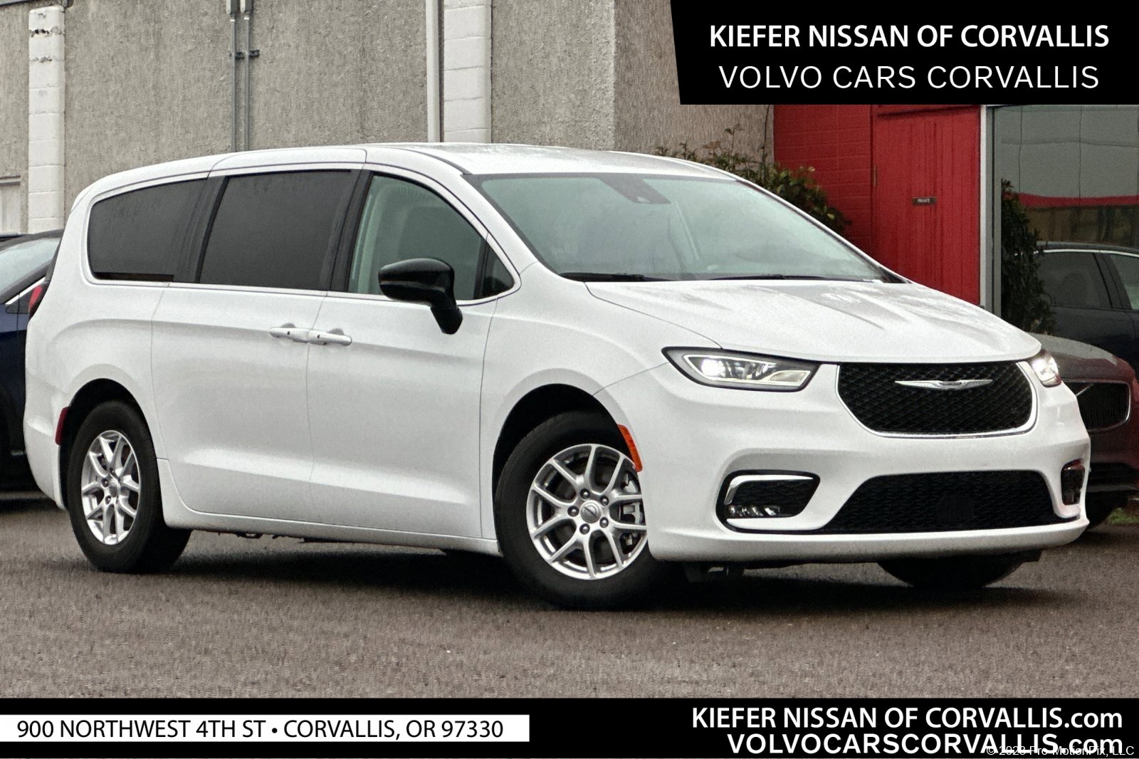 2024 Chrysler Pacifica Touring L's photo