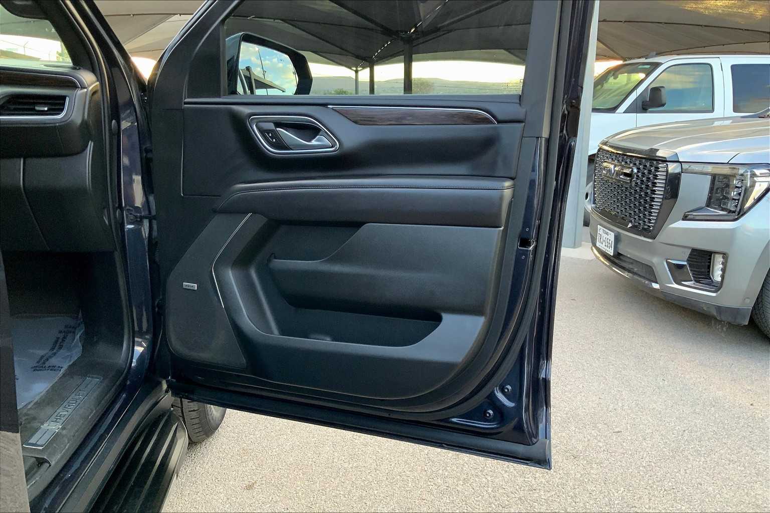 2022 Chevrolet Suburban LT photo 22