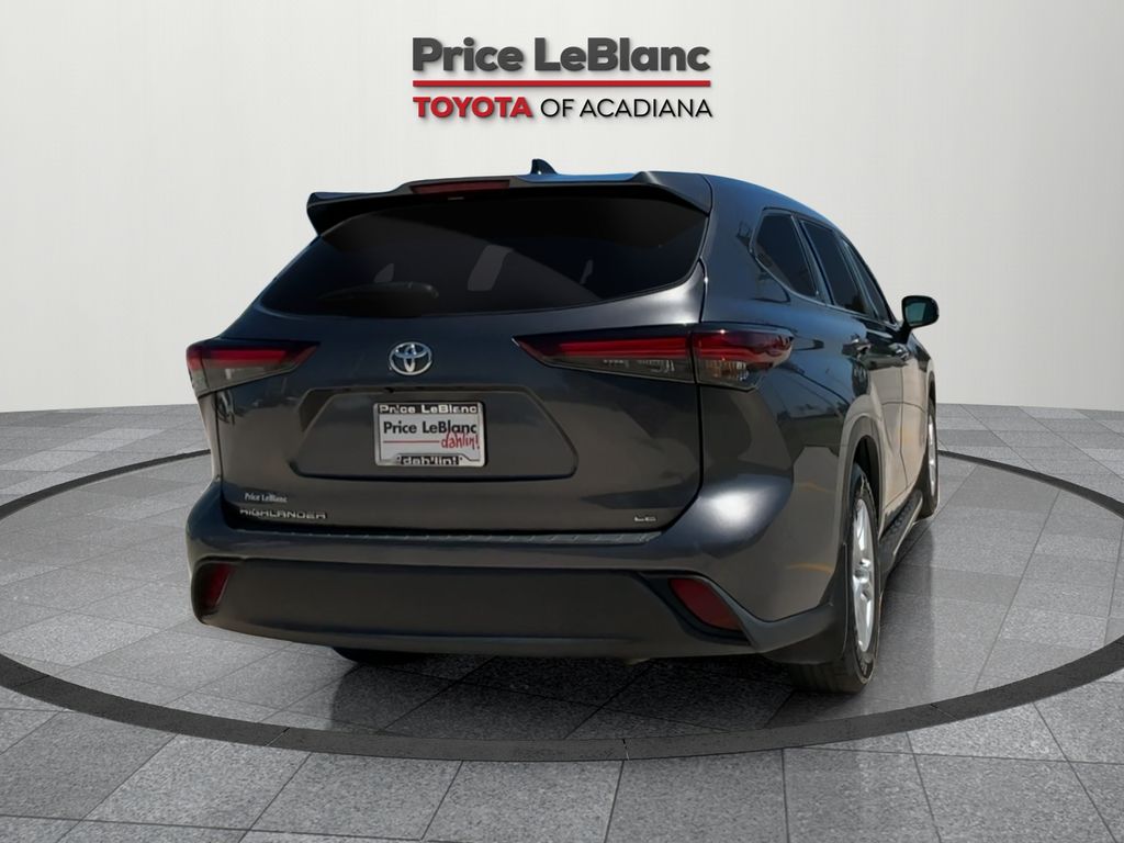 2024 Toyota Highlander LE photo 6