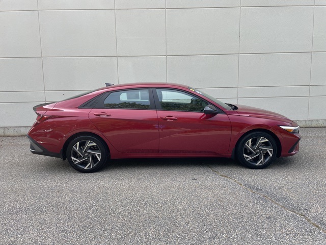2025 Hyundai Elantra SEL Sport photo 3