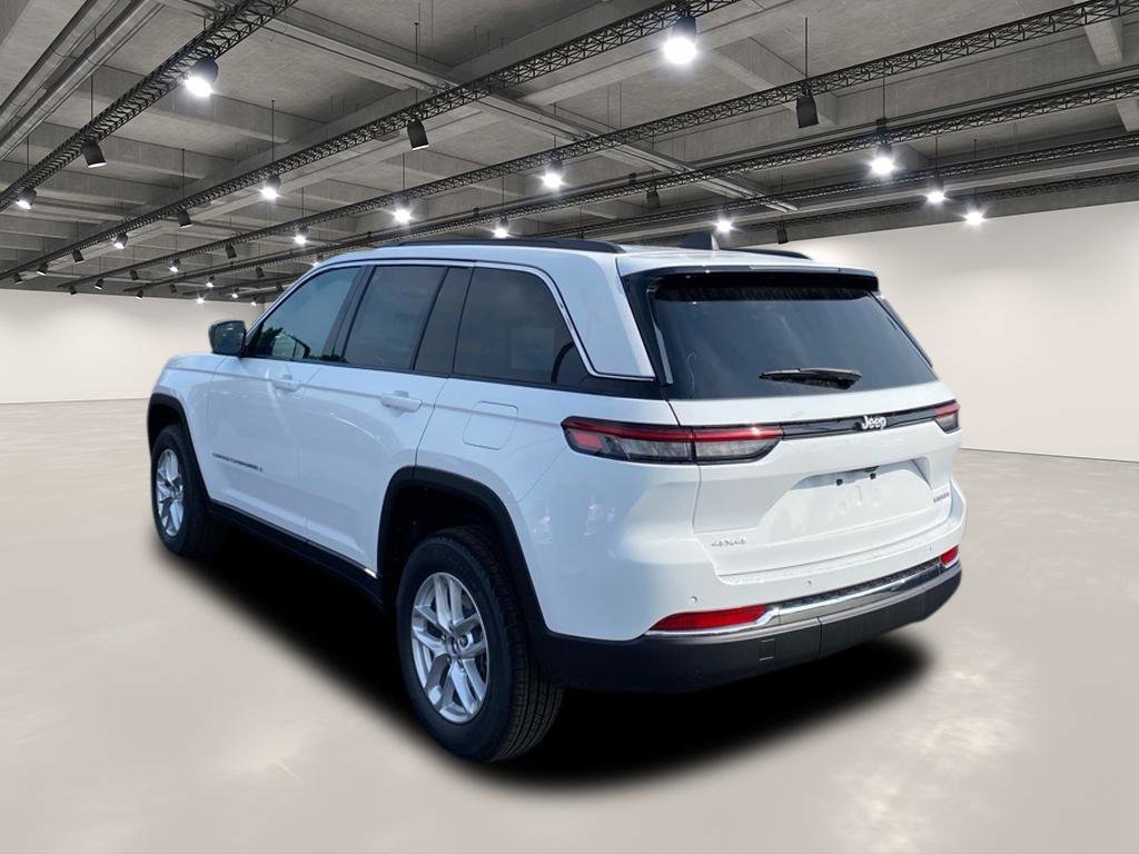 2025 Jeep Grand Cherokee Laredo photo 2