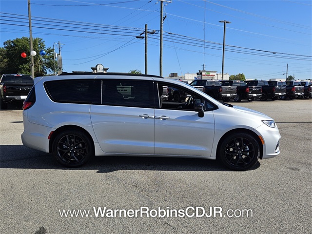 2026 Chrysler Pacifica photo 12
