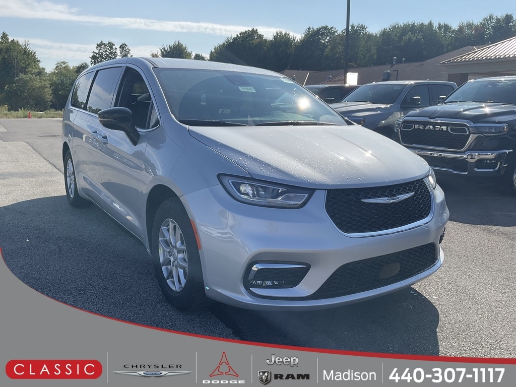 2026 Chrysler Pacifica Select's photo