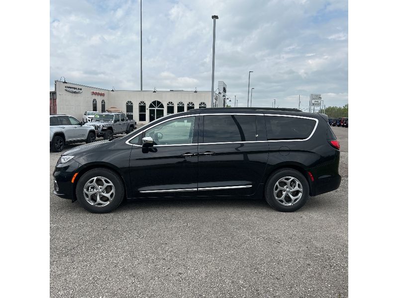 2023 Chrysler Pacifica Limited photo 4