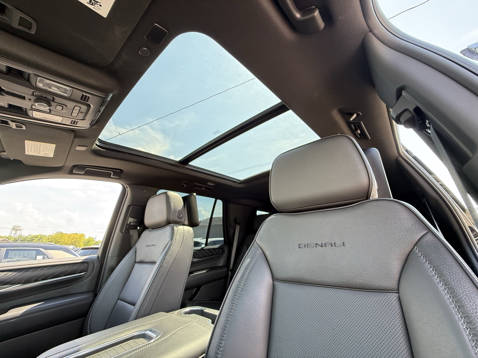 2023 Gmc Yukon Denali photo 2