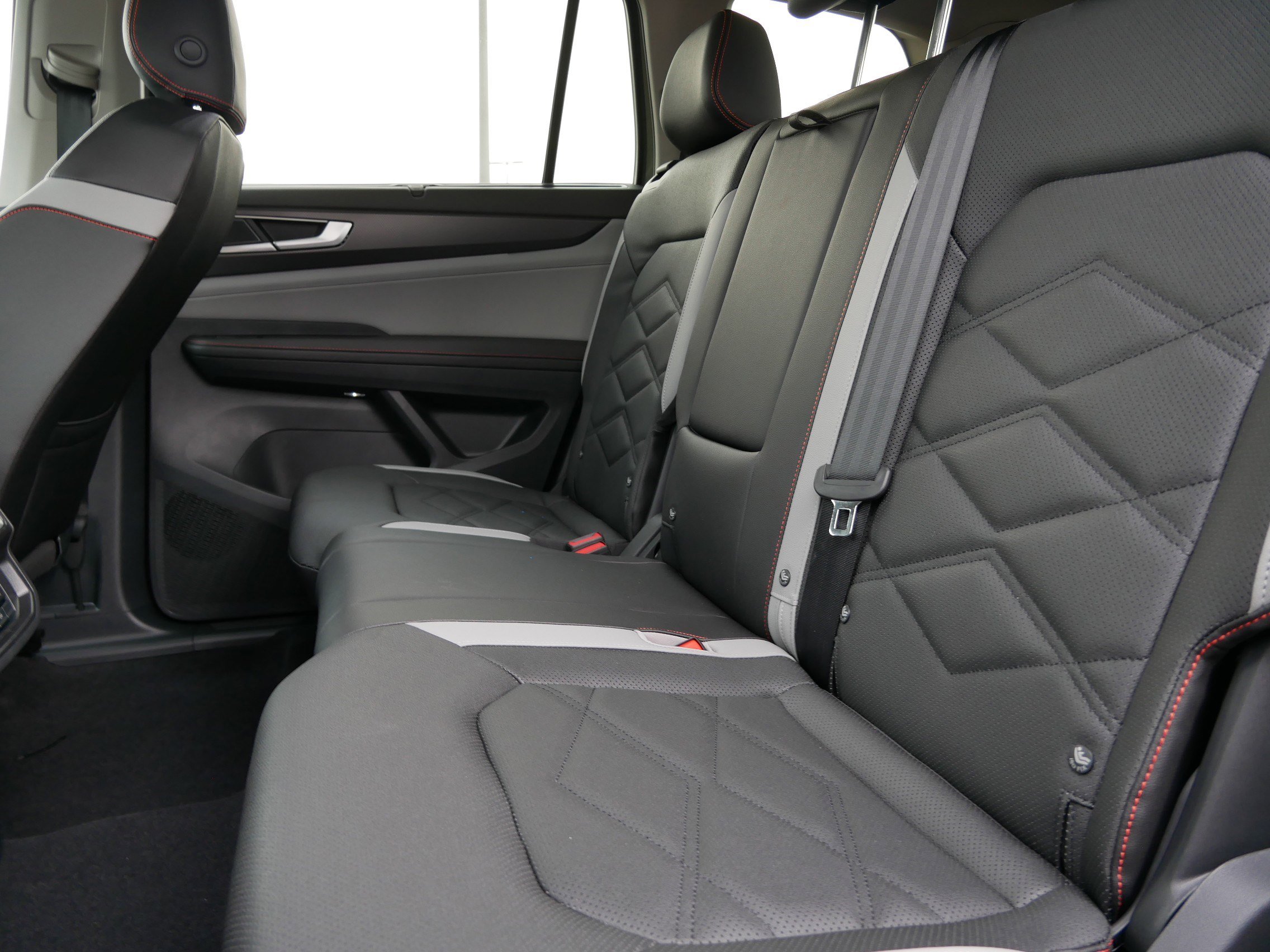 2025 Volkswagen Atlas Peak Edition SE photo 4