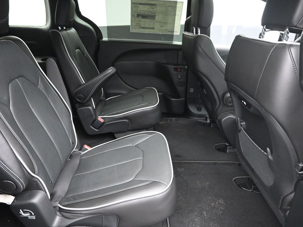 2025 Chrysler Pacifica Limited photo 5