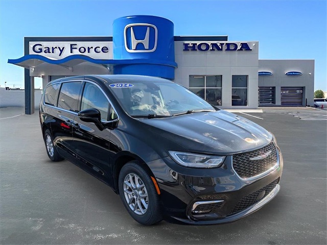 2024 Chrysler Pacifica Touring L's photo