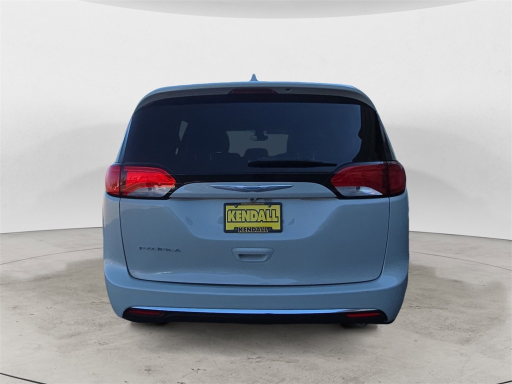 2017 Chrysler Pacifica Touring L photo 3