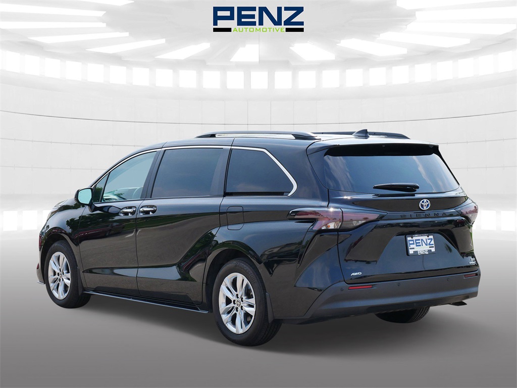 2024 Toyota Sienna XLE photo 3