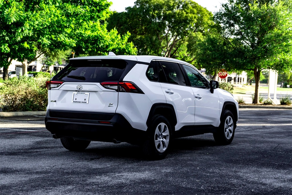2024 Toyota RAV4 LE photo 4