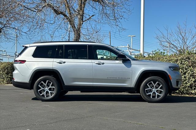 2025 Jeep Grand Cherokee Limited photo 3