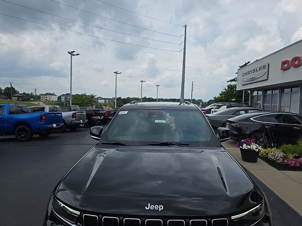 2025 Jeep Grand Cherokee Overland photo 4
