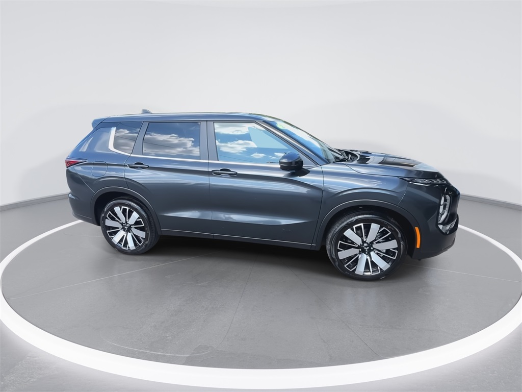 2025 Mitsubishi Outlander SE photo 4