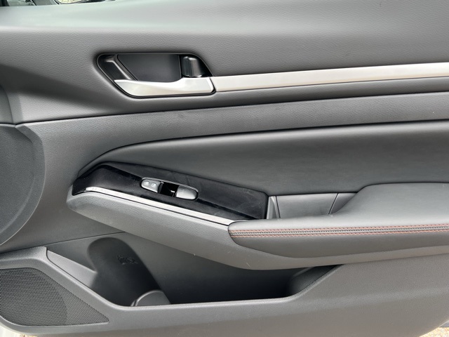 2025 Nissan Altima SR photo 19