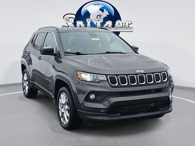 2023 Jeep Compass Latitude Lux's photo