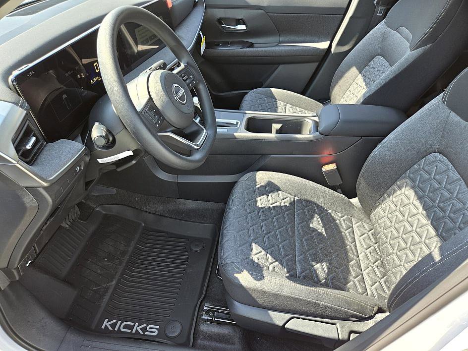 2025 Nissan Kicks SV photo 8