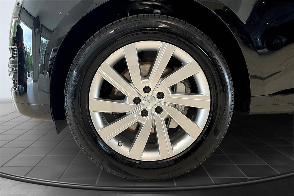 2025 Land Rover Range Rover SE photo 8