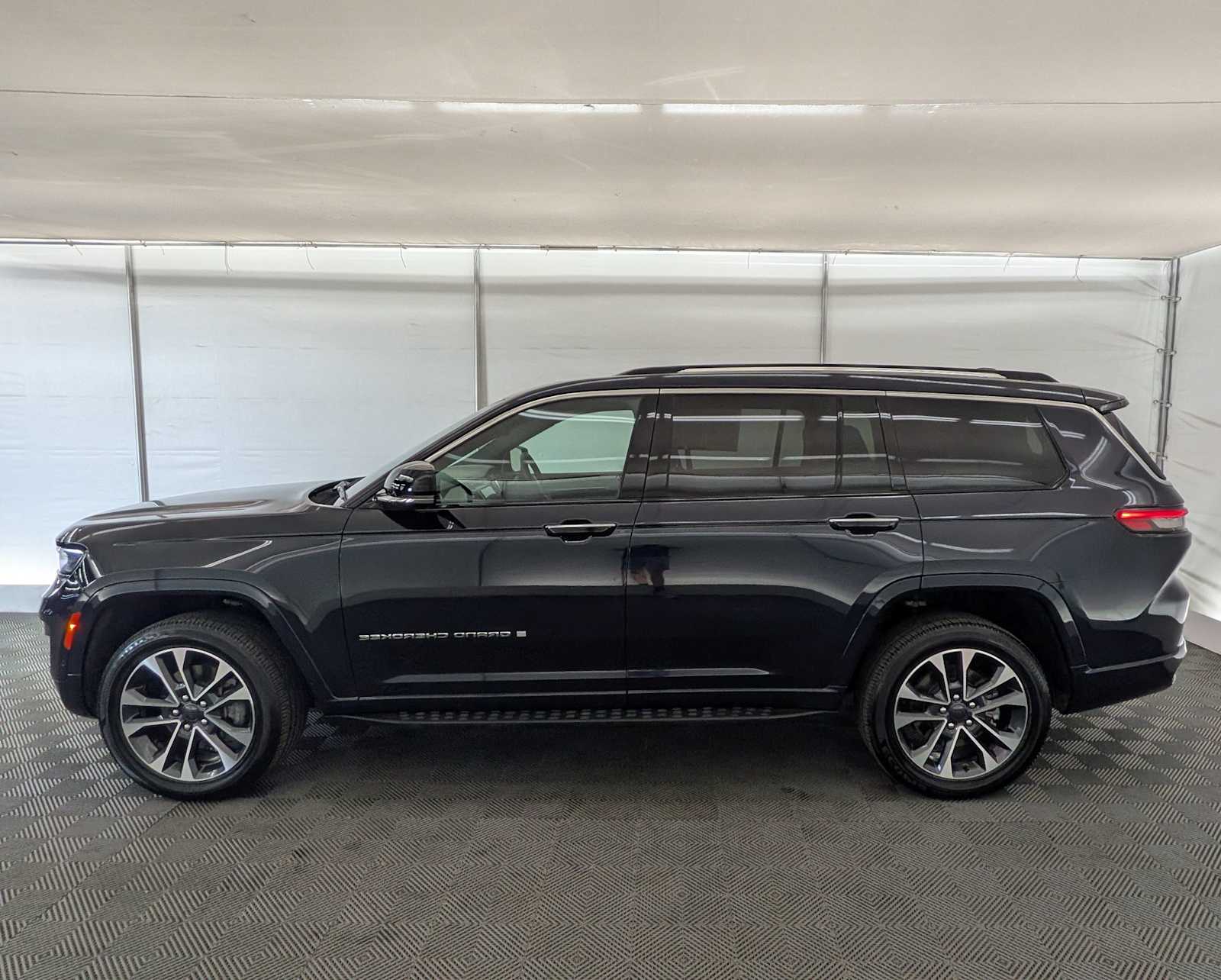 2024 Jeep Grand Cherokee Overland photo 2