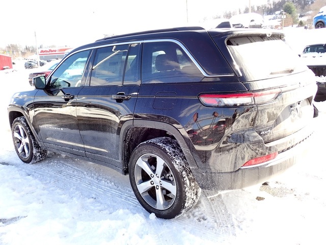 2025 Jeep Grand Cherokee Limited photo 2