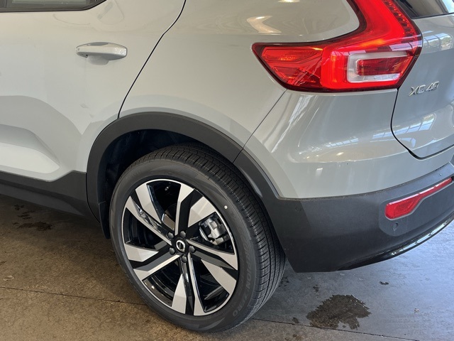 2025 Volvo XC40 Plus photo 4