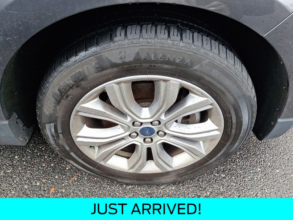 2019 Ford Edge Titanium photo 2