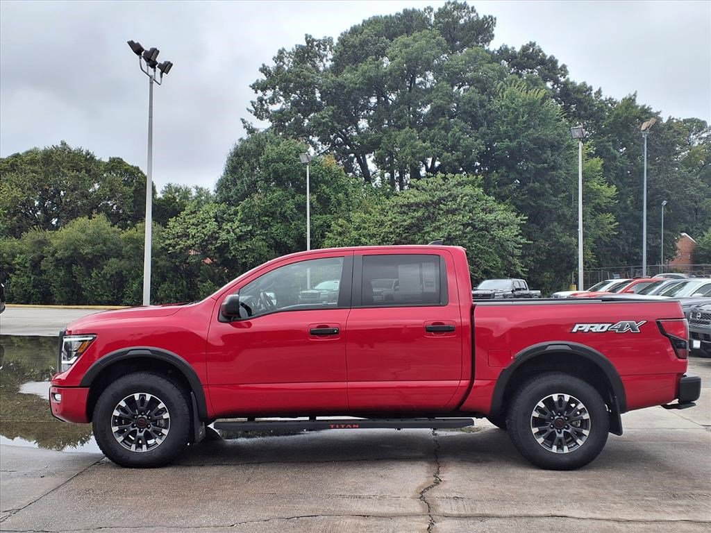 2024 Nissan Titan PRO-4X photo 3
