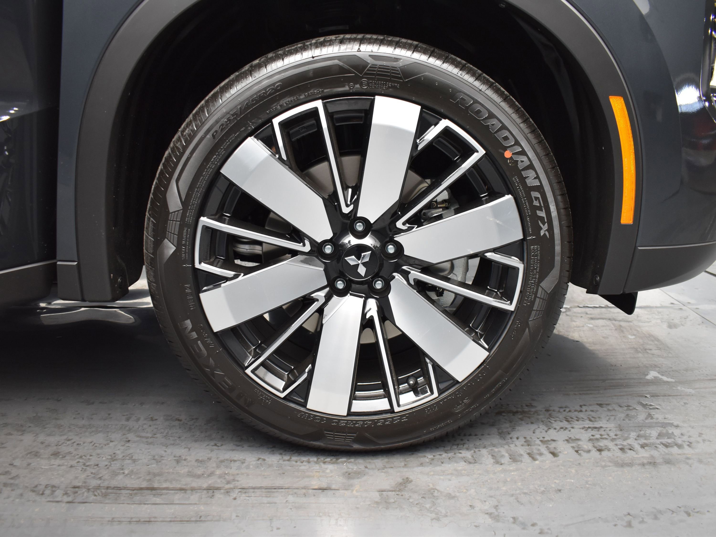 2025 Mitsubishi Outlander SE photo 3