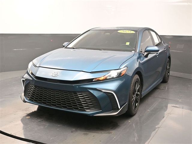 2025 Toyota Camry SE's photo