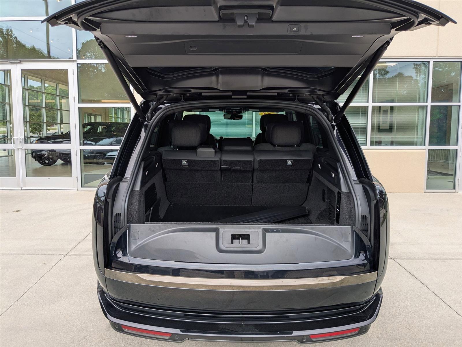 2024 Land Rover Range Rover SV photo 27