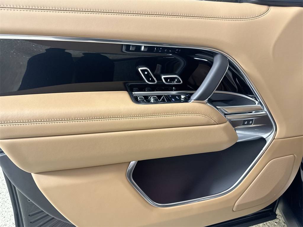 2025 Land Rover Range Rover SE photo 13