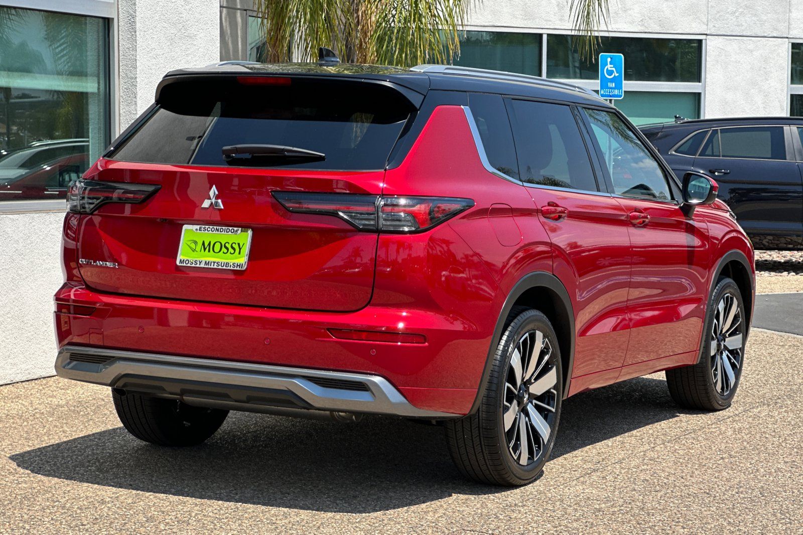 2025 Mitsubishi Outlander SEL photo 4