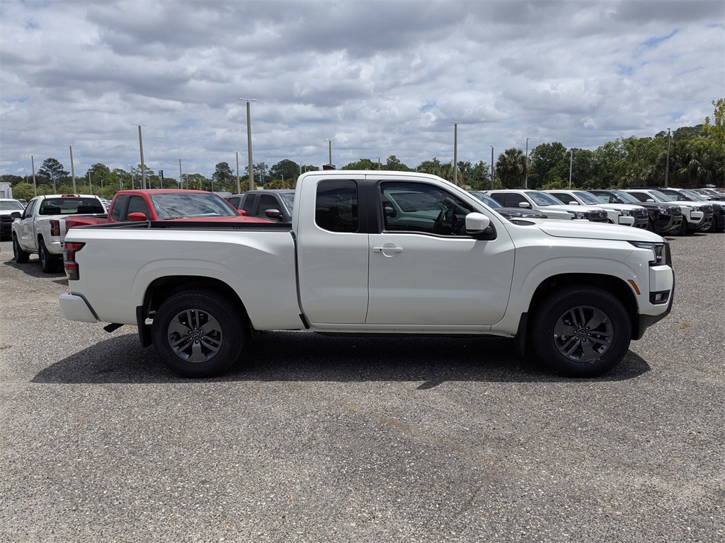 2025 Nissan Frontier SV photo 3