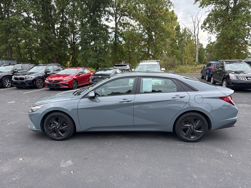 2022 Hyundai Elantra SEL photo 8