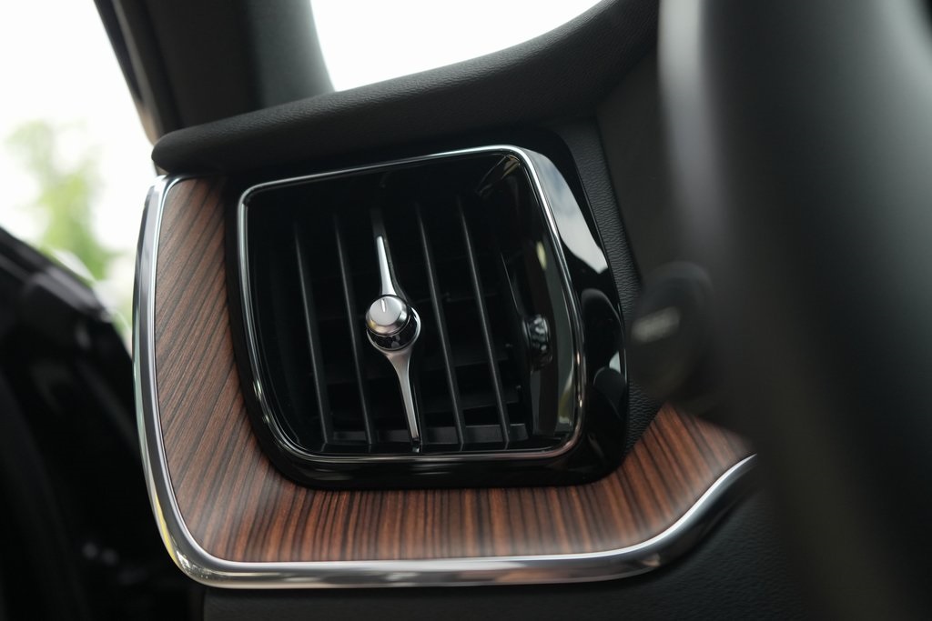 2023 Volvo XC60 B5 Plus photo 24