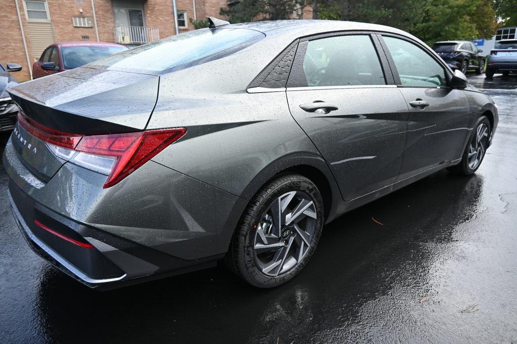 2025 Hyundai Elantra SEL Convenience photo 5