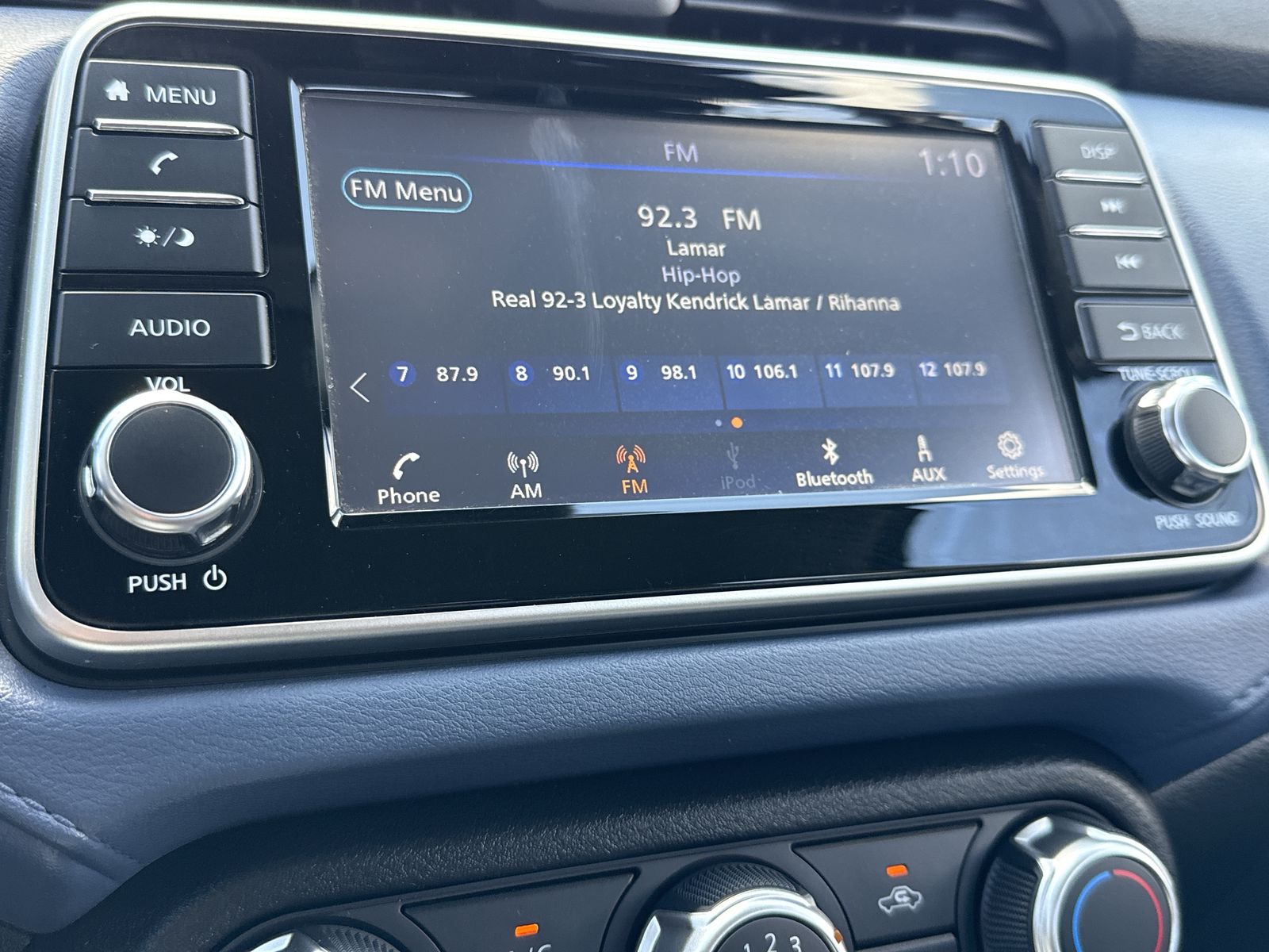 2023 Nissan Versa SV photo 4