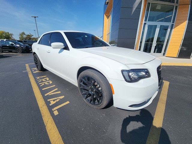 2016 Chrysler 300 S photo 2