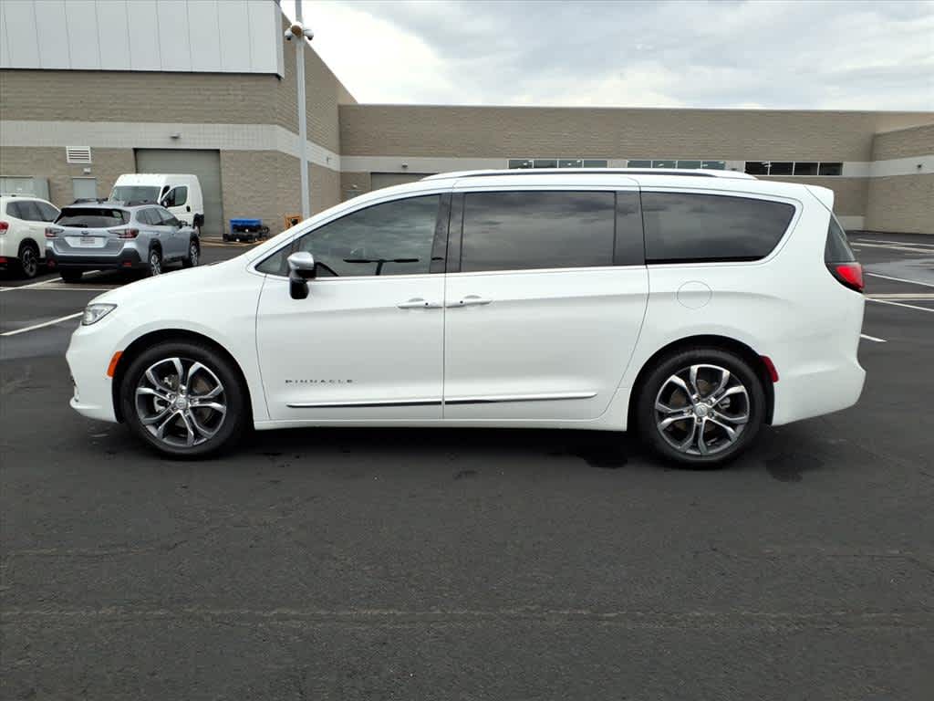 2026 Chrysler Pacifica Pinnacle photo 4