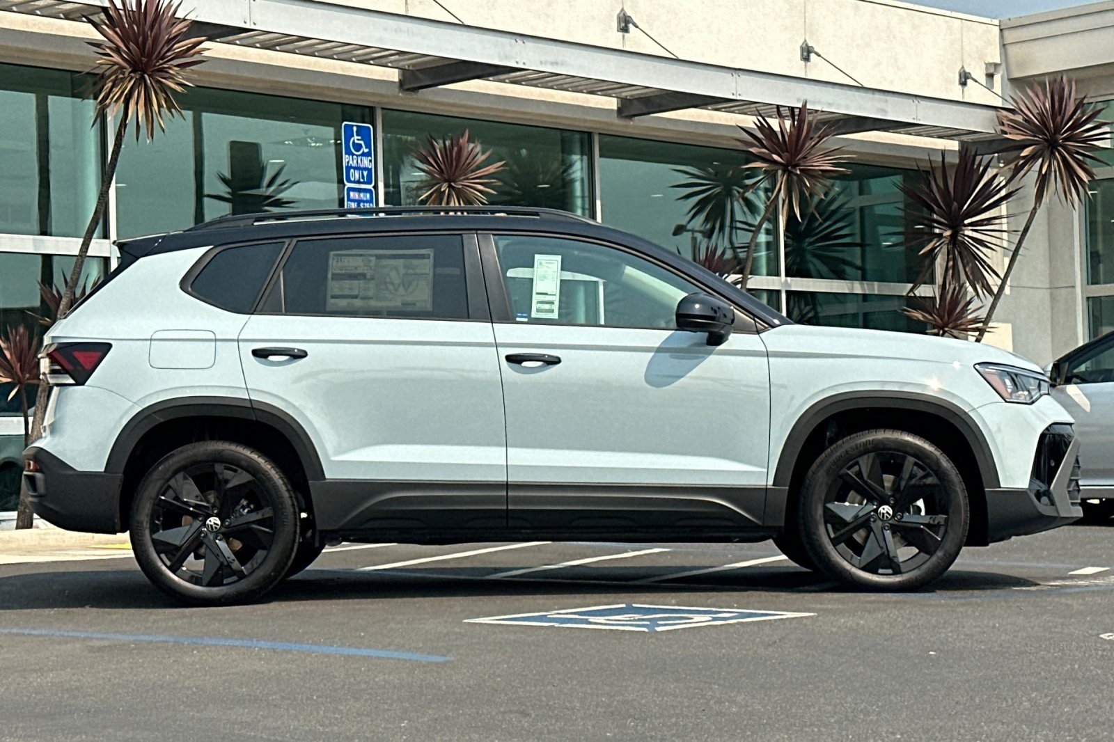 2025 Volkswagen Taos SE photo 4