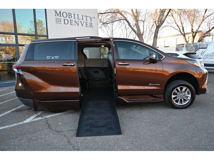 2022 Toyota Sienna XLE photo 16