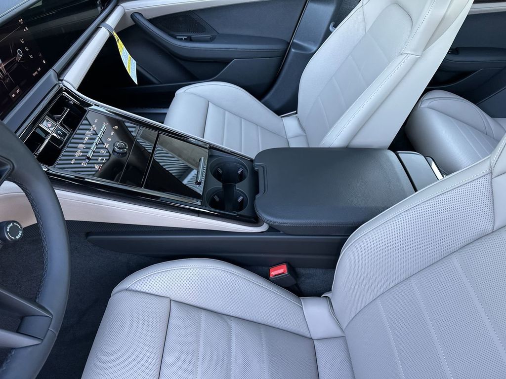 2025 Porsche Panamera Base photo 24