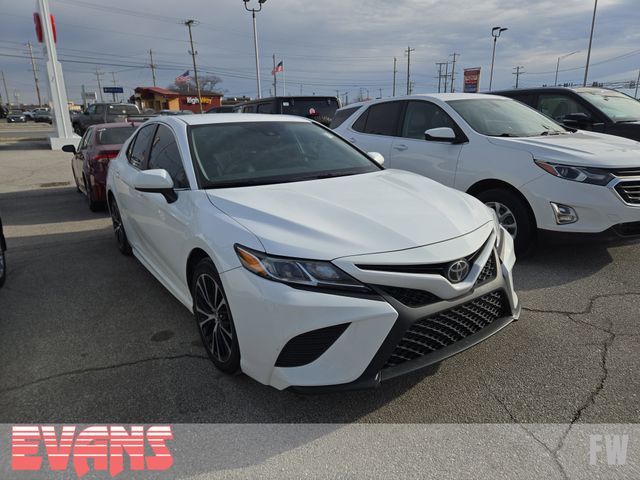 2019 Toyota Camry SE's photo